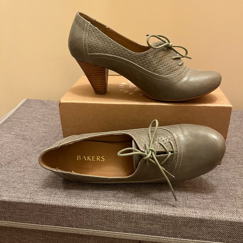 Very pretty bakers shoes for women. Gray color. Small comfortable heel. - Picture 2 of 5